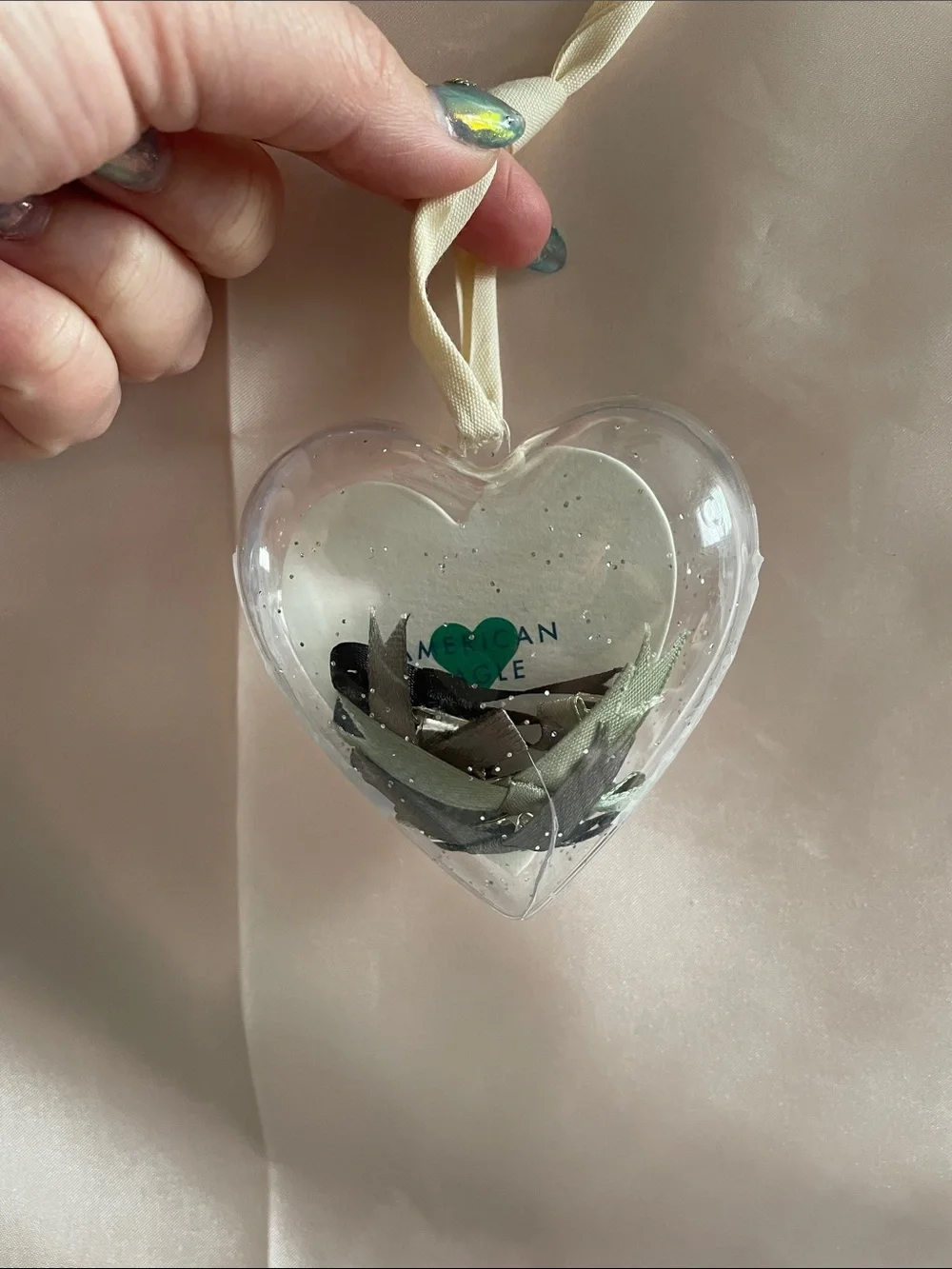 American Eagle 6-Pack Bow Hair Clips in Plastic Heart Ornament - NWT $10 MSRP
